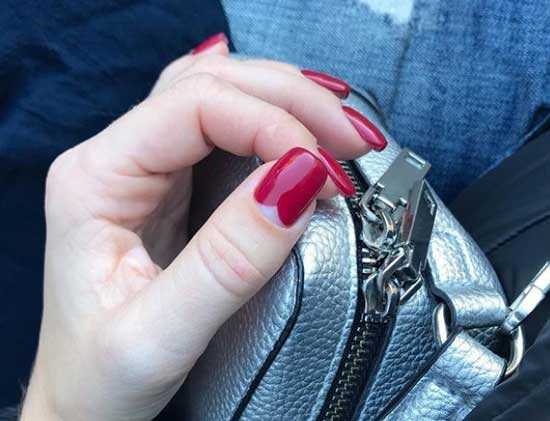 Veste de lune rouge sur les ongles en forme de coeur