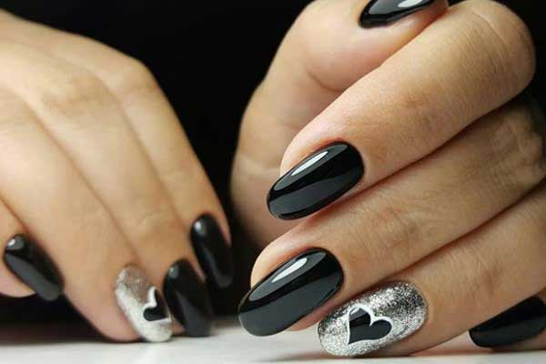 Coeurs sur les ongles