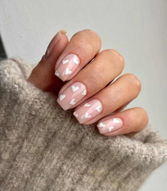 Coeurs blancs sur les ongles