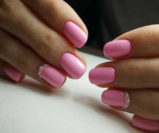 Ongles roses avec bord perlé