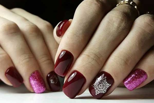 Beautiful snowflake on nails