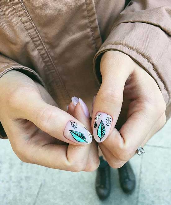 Manicure with leaves print