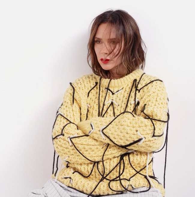 Style Victoria Beckham - look avec un pull tendance