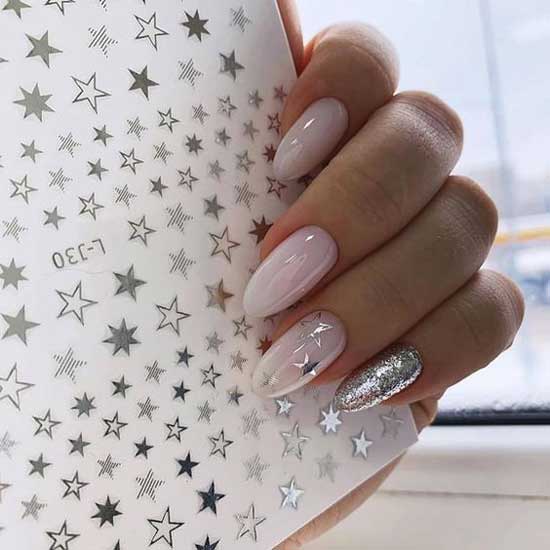 Nail art coloré avec une feuille liquide