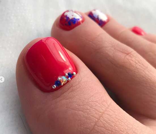 Pédicure rouge et strass bleus