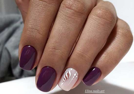 Single-tone finish with accent on one nail