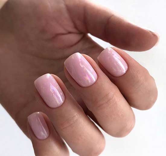 Idée de manucure en quartz rose le 8 mars