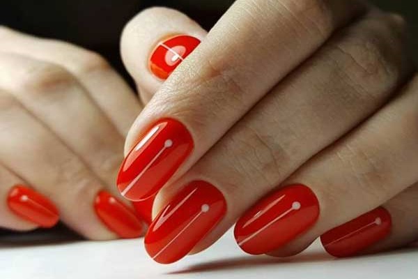 Vernis gel rouge avec géométrie