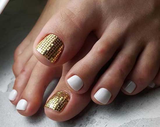 Thumb accent pedicure