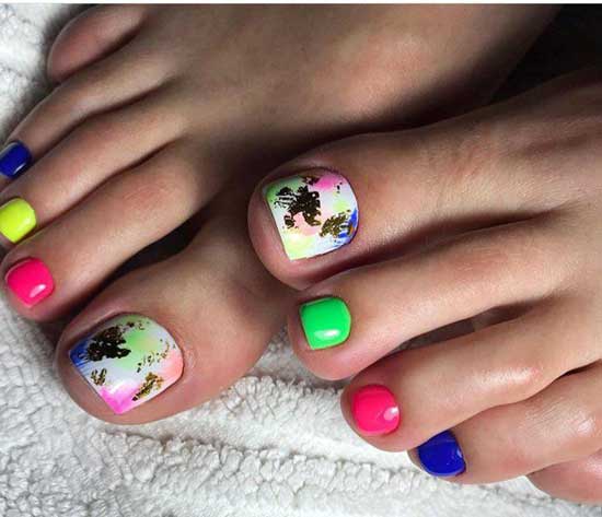 Fashionable colors in pedicure 2019