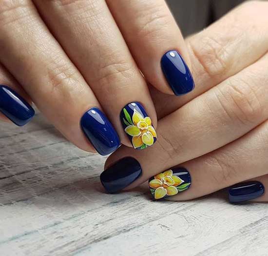 Peinture de fleurs sur les ongles