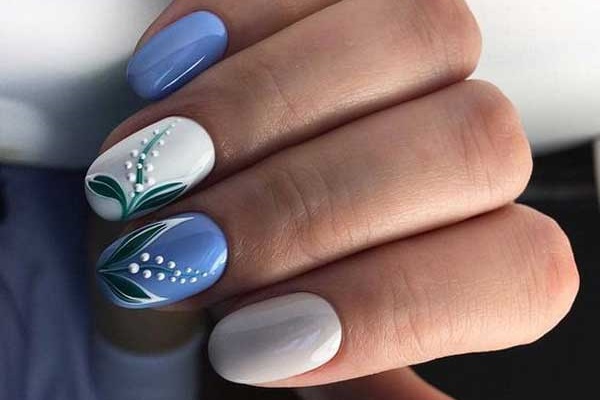 Ongles avec l'image de fleurs 2019-2020