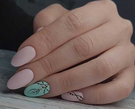 Ongles pointus dans le style du minimalisme