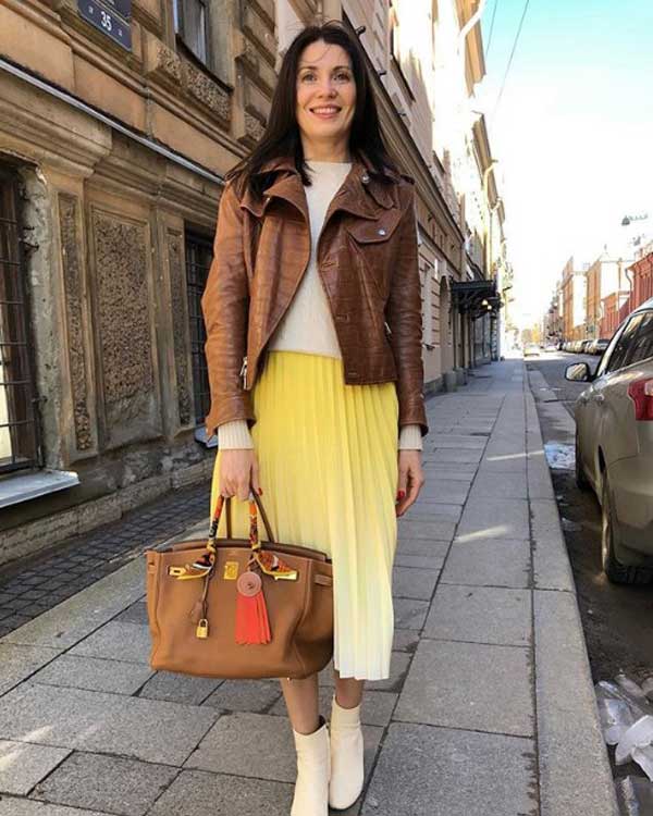 Look with a yellow pleated skirt