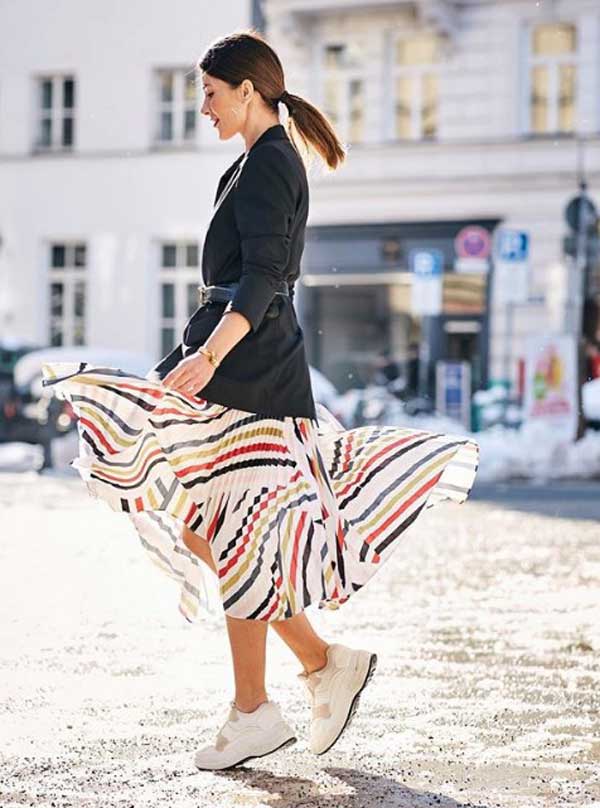 How to wear a pleated skirt