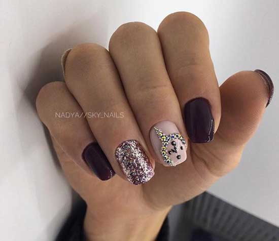 Sequins and bouillons in manicure