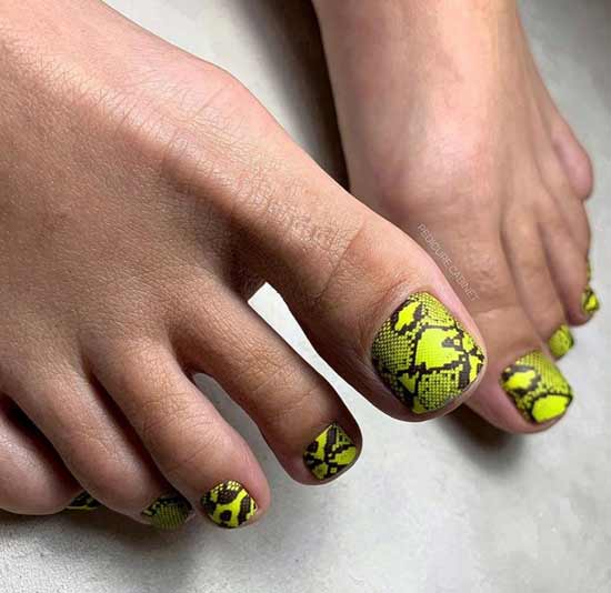 Animal print on toenails