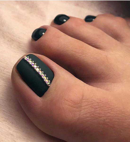 Dark green matte pedicure