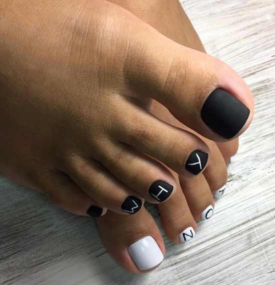 Pedicure black and white