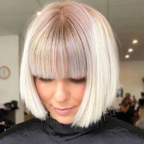 Blonde avec une coupe de cheveux à la mode et une frange droite