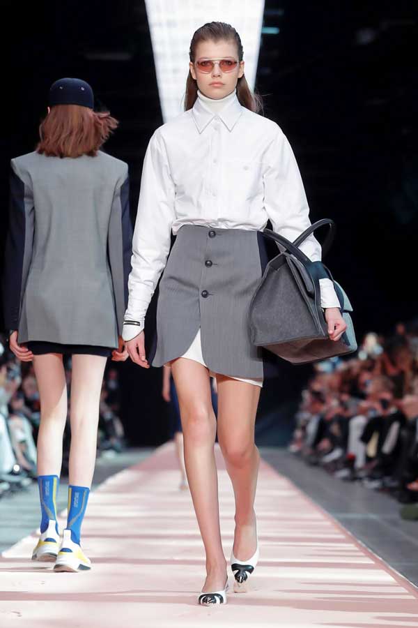 Un arc de Sportmax avec quoi il porte une chemise blanche