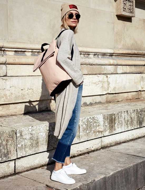 Fille en petits amis et un long cardigan