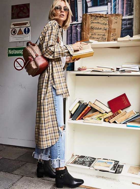 Copains avec une longue chemise à carreaux