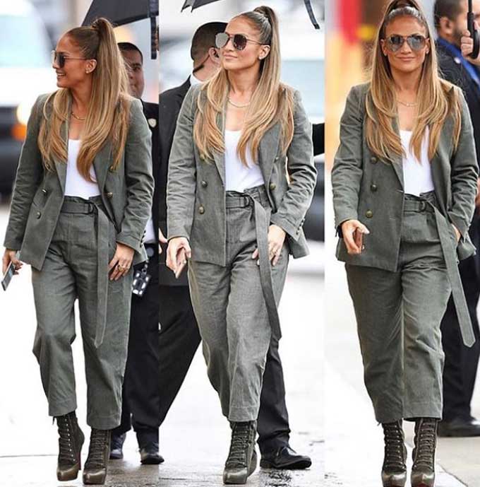 Jennifer Lopez en tailleur-pantalon gris