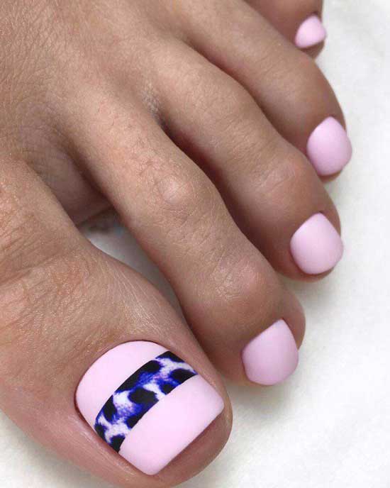 Pink summer pedicure with print