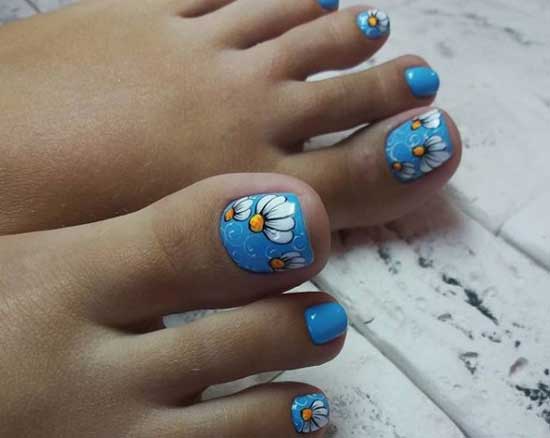 Summer pedicure with daisies in blue