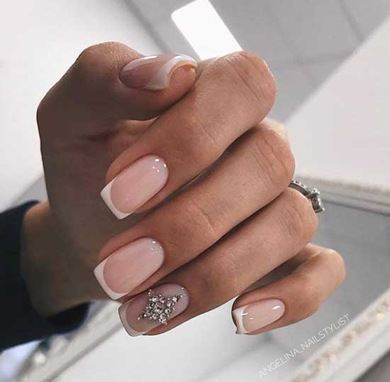 Figurine of rhinestones on the nail