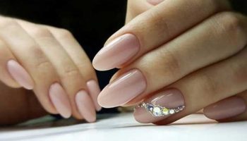 Fashionable manicure with rhinestones