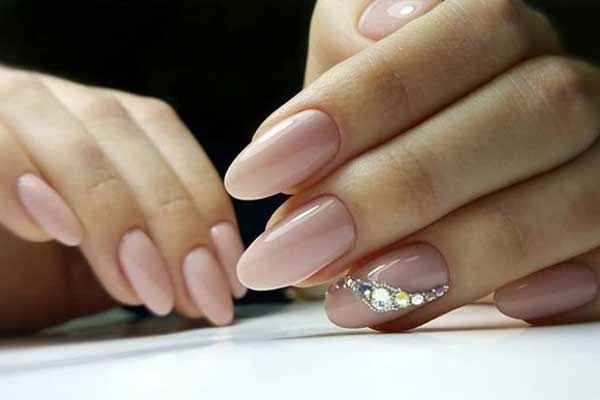 Fashionable manicure with rhinestones