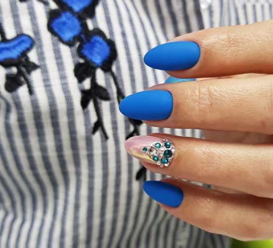 Bleu mat + frottement + strass sur les ongles