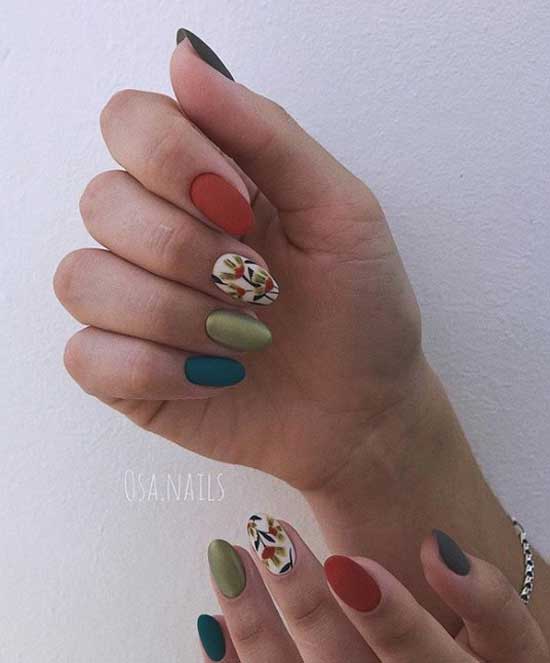 Play of colors in manicure