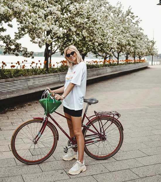 Look sportif avec des baskets blanches