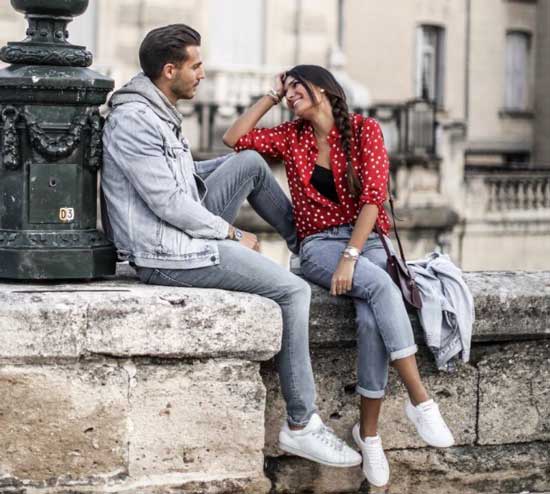 Jeans, polka dot blouse and white sneakers