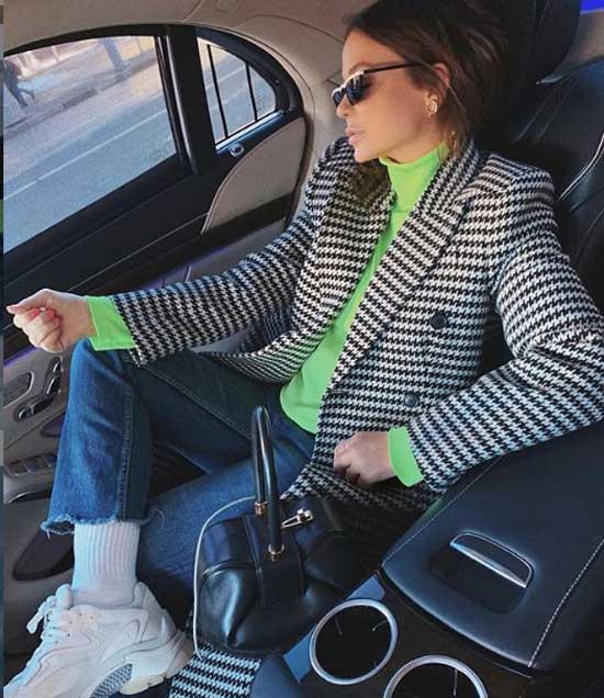 Neon turtleneck, white sneakers and jeans