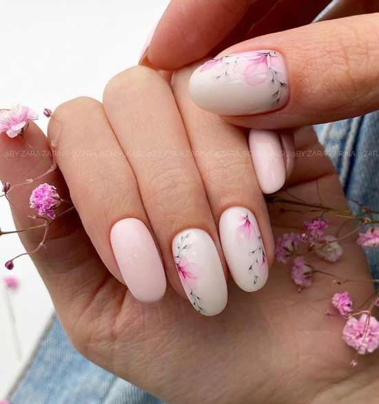 Manucure légère avec des fleurs