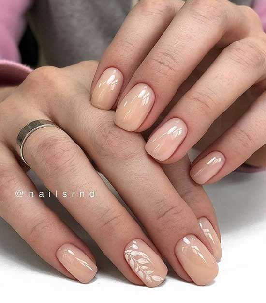 Photo de manucure beige clair