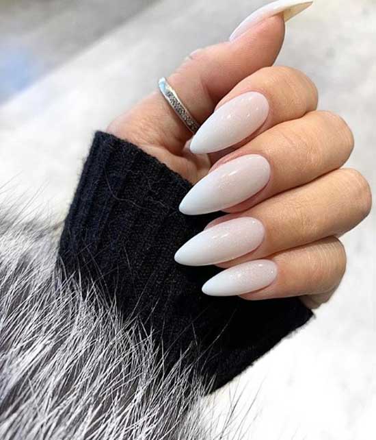 Dégradé beige élégant sur les ongles