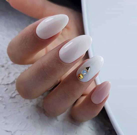 Delicate manicure with rhinestones