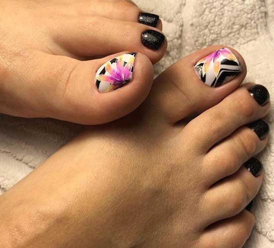 Pedicure with a pattern: photos, novelties, beautiful design