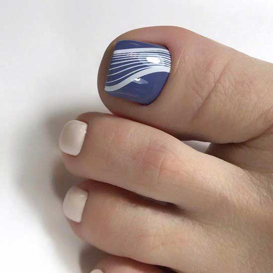 Two-color pedicure with a pattern