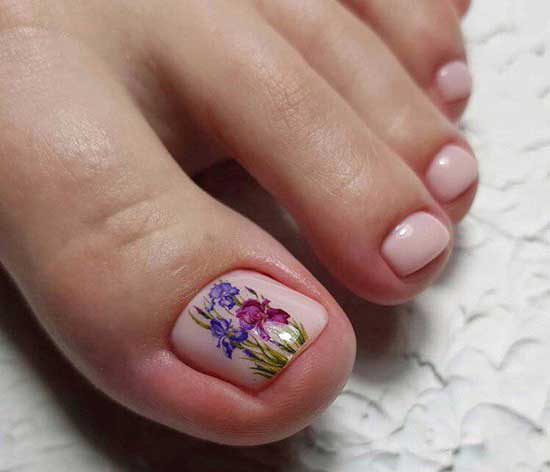 Pedicure with a pattern of flowers