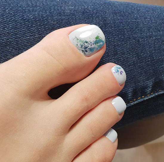 Gray pedicure with a pattern