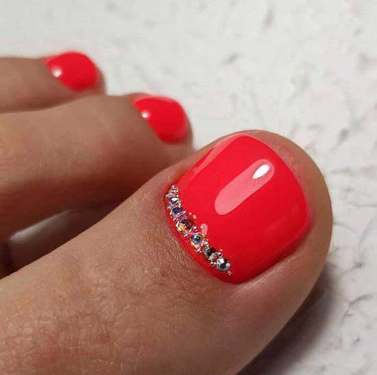 Bright pedicure with rhinestones