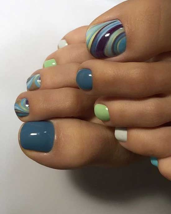 Tri-color pedicure 2019