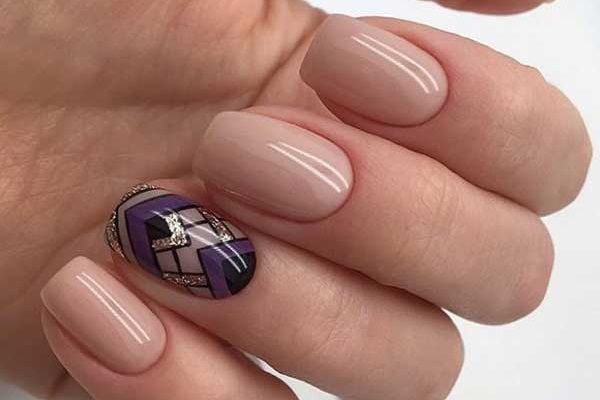 Conception d'ongles à la mode dans des tons beiges pour une fille d'affaires