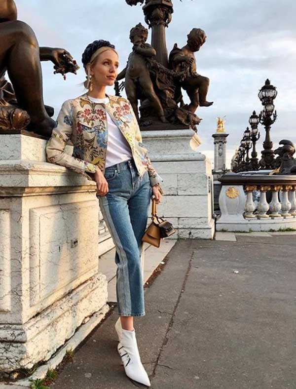 Fille en pantalon denim à la mode